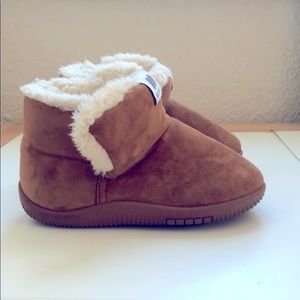 Fuzzy pull on boots